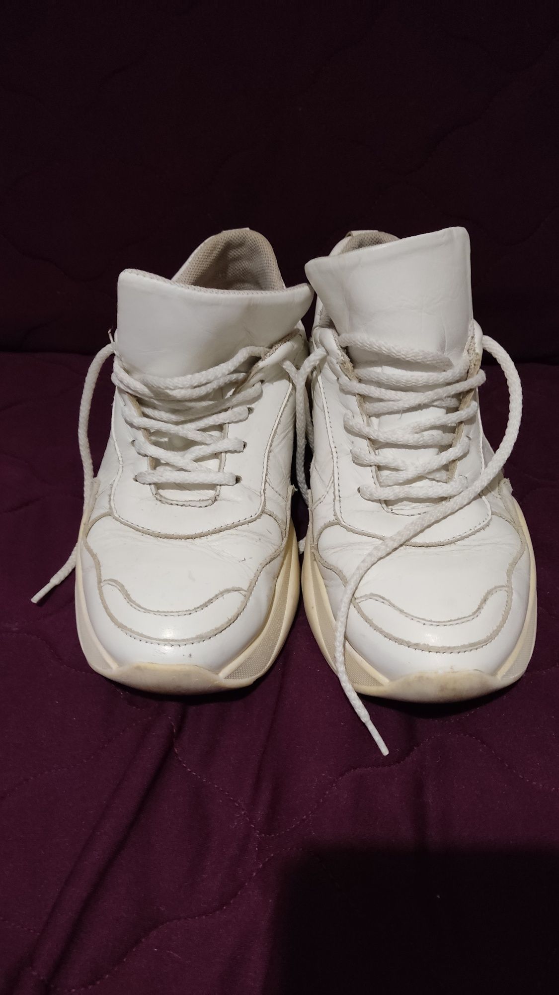 Белые кроссовки  білі кросівки