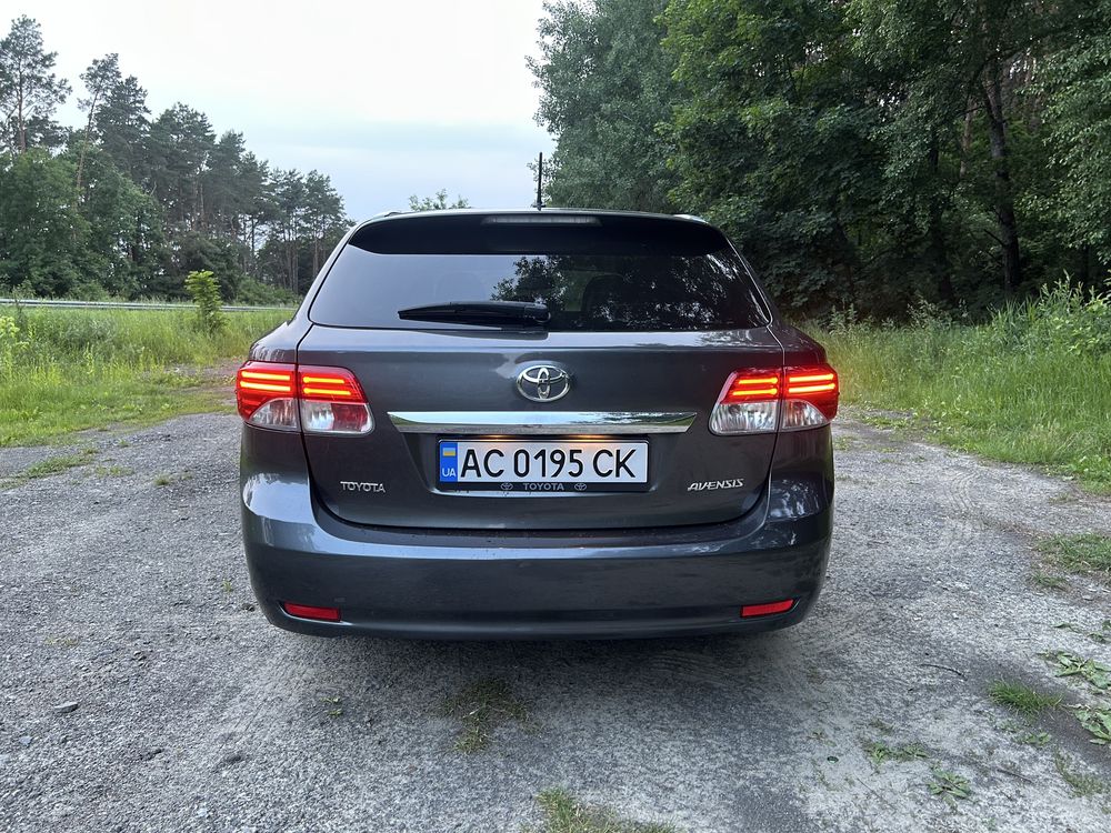 Toyota Avensis 2015 року