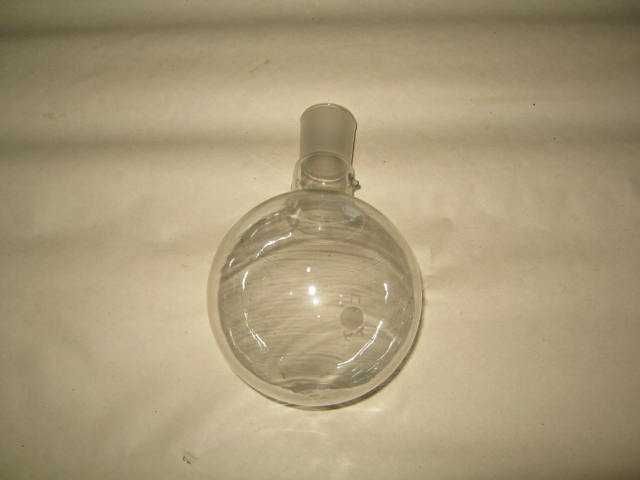 Круглодонна скляна лабораторна колба.