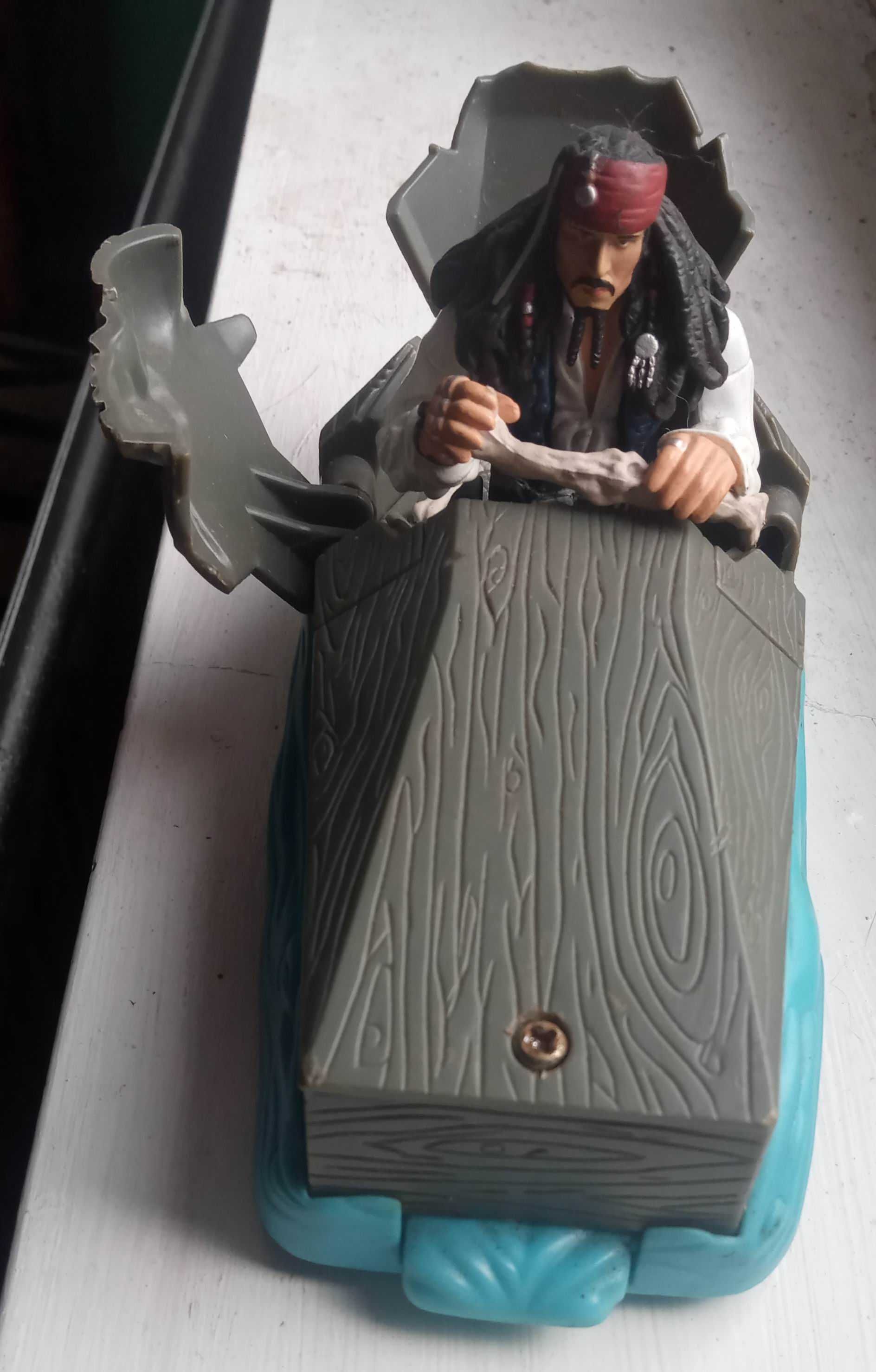 Figurka Jack Sparrow Piraci z Karaibów trumna