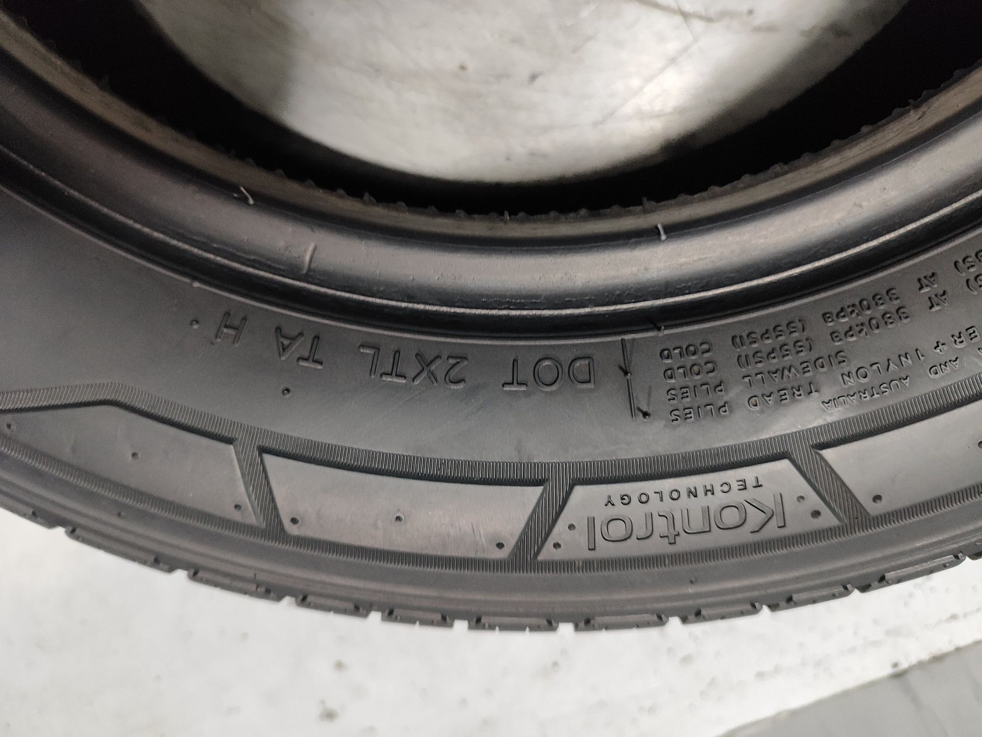 2 Pneus semi novos Hankook 175/65R14C Oferta dos portes