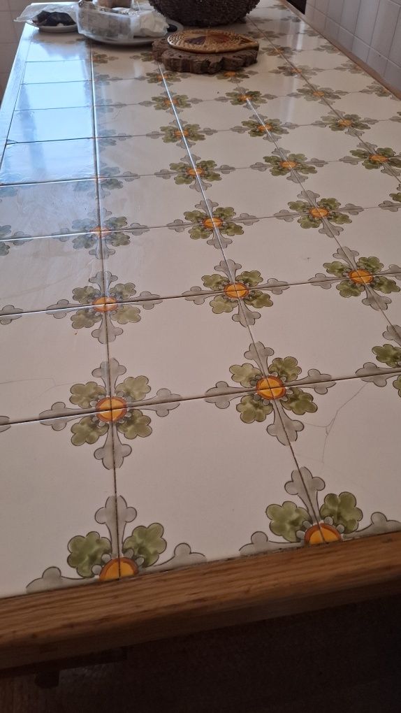 Mesa e bancos rústicos