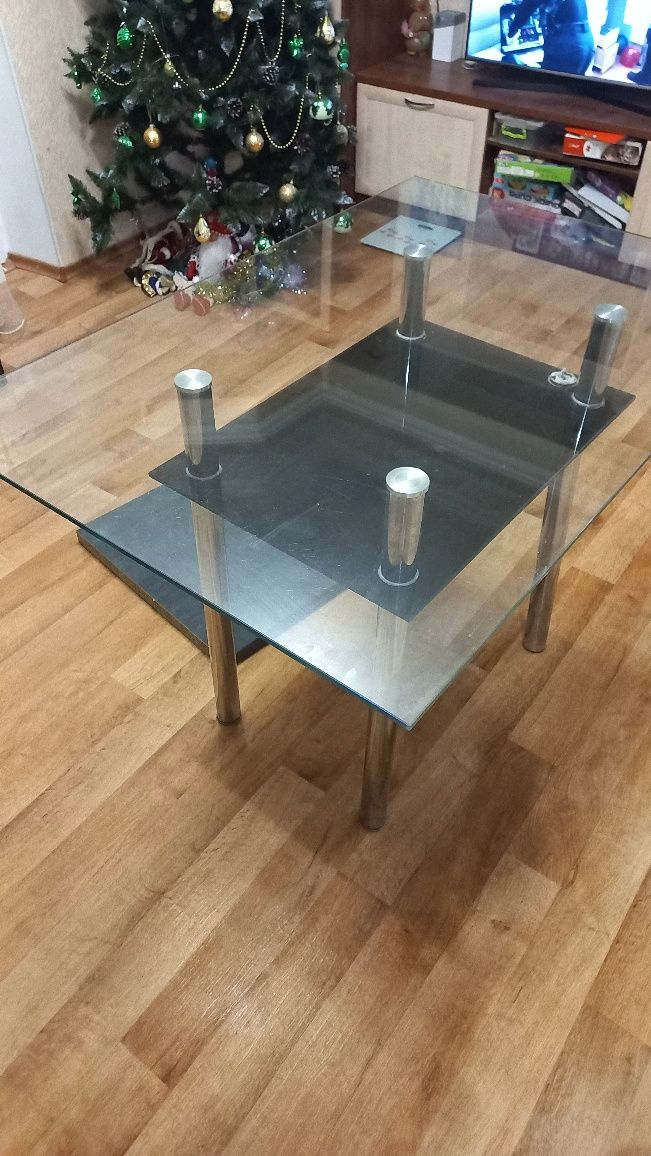 Скляний стіл для кухні
