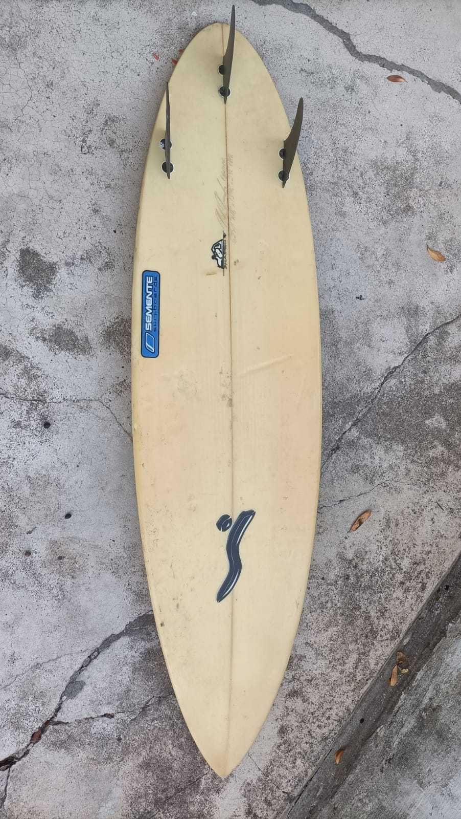 2 surfboards: Killerfish 5'10, Semente 6'2 (com quilhas e leash)