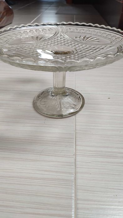 Patera na nodze, z huty szkła  Hortensja