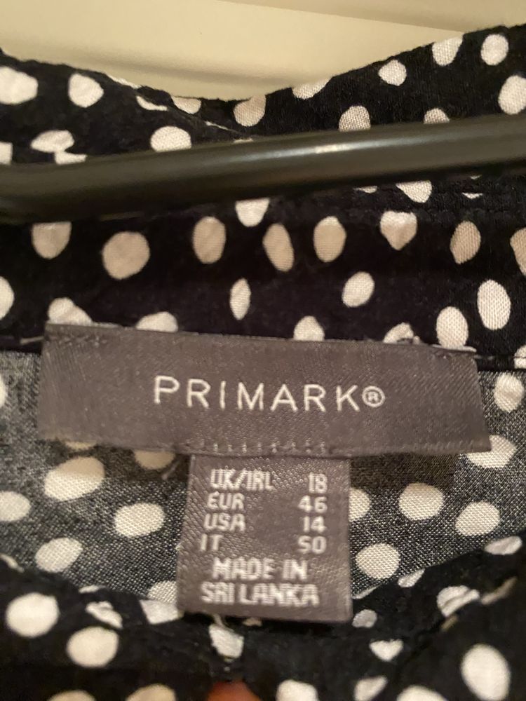 Czarna sukienka w białe groszki