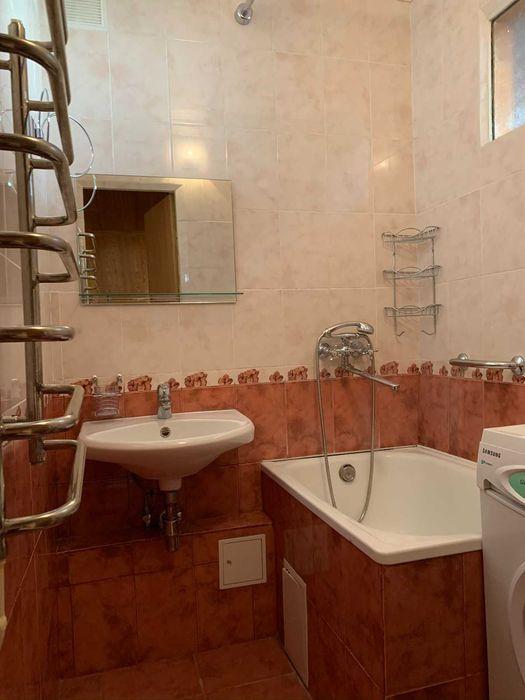 М.Палац Україна, м.Печерська-7-10 хв., Е.Коновальця. Квартира 3х кімн.