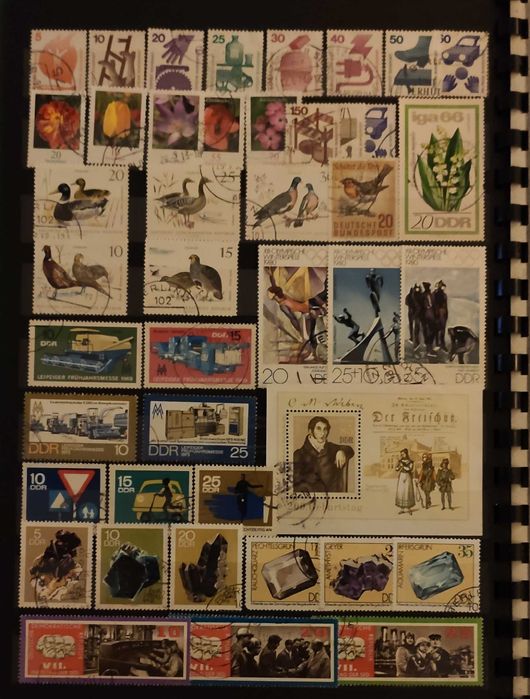 Klaser pełen znaczków 25 plus gratis