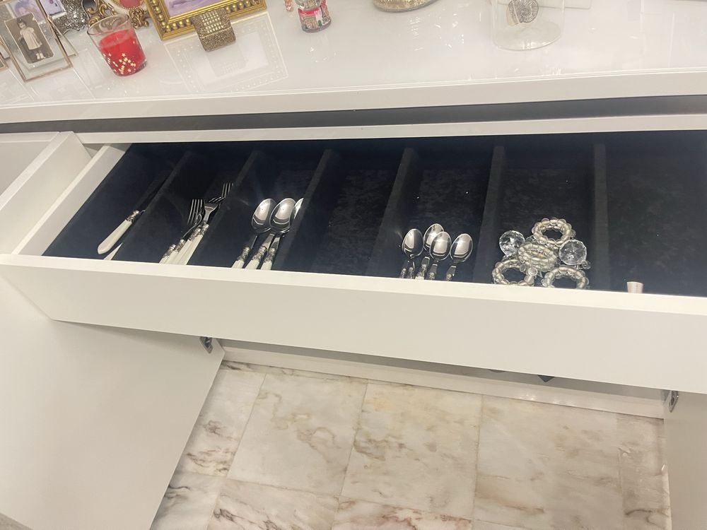 Aparador moderno branco lacado com detalhe espelhado ( excelente estad