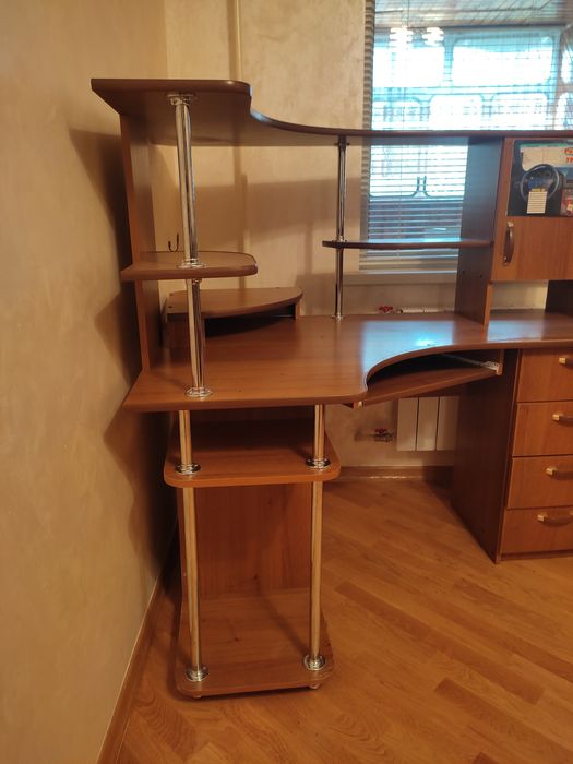 Комп'ютерний стіл