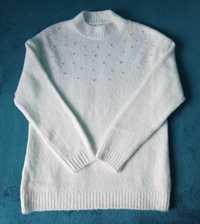 Dłuższy sweter z perełkami i domieszką wełny