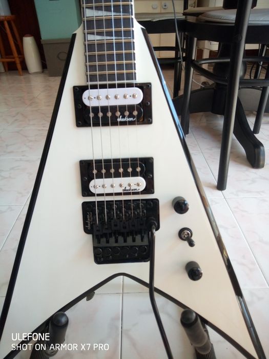 Guitarra elétrica Jackson King V JS32, White w/Black Bevels, como nova