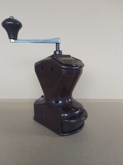 Stary młynek do kawy sprawny