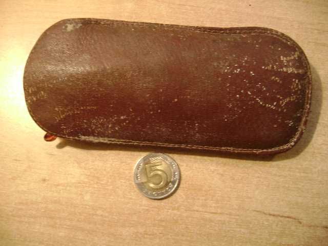 Starocie z PRL - Etui skórzane na okulary z wytłoczonym obrazkiem