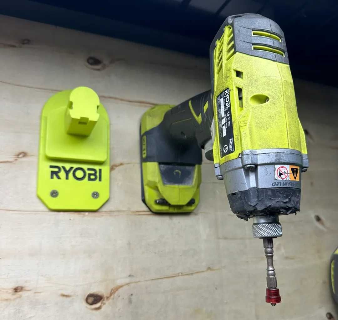 Uchwyt/wieszak na sprzęt i baterie Dewalt/ryobi/parkside/milwaukee