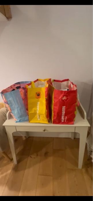 Secretária de madeira com velatura bege