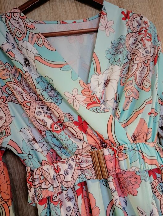 Sukienka wzorzysta kolor miętowy z dodatkiem paska