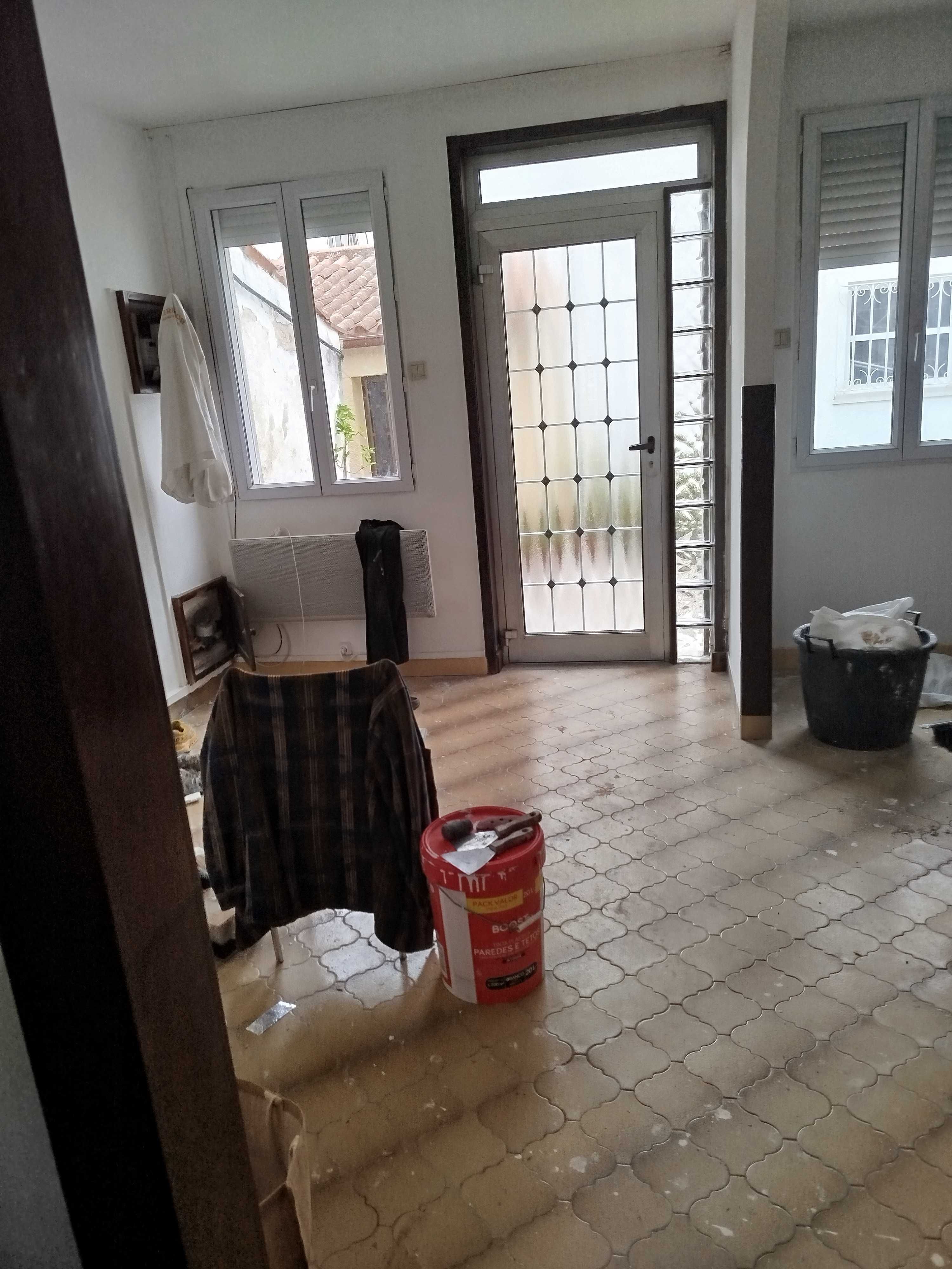 casa inteiramente renovada de primeiro e segundo andar