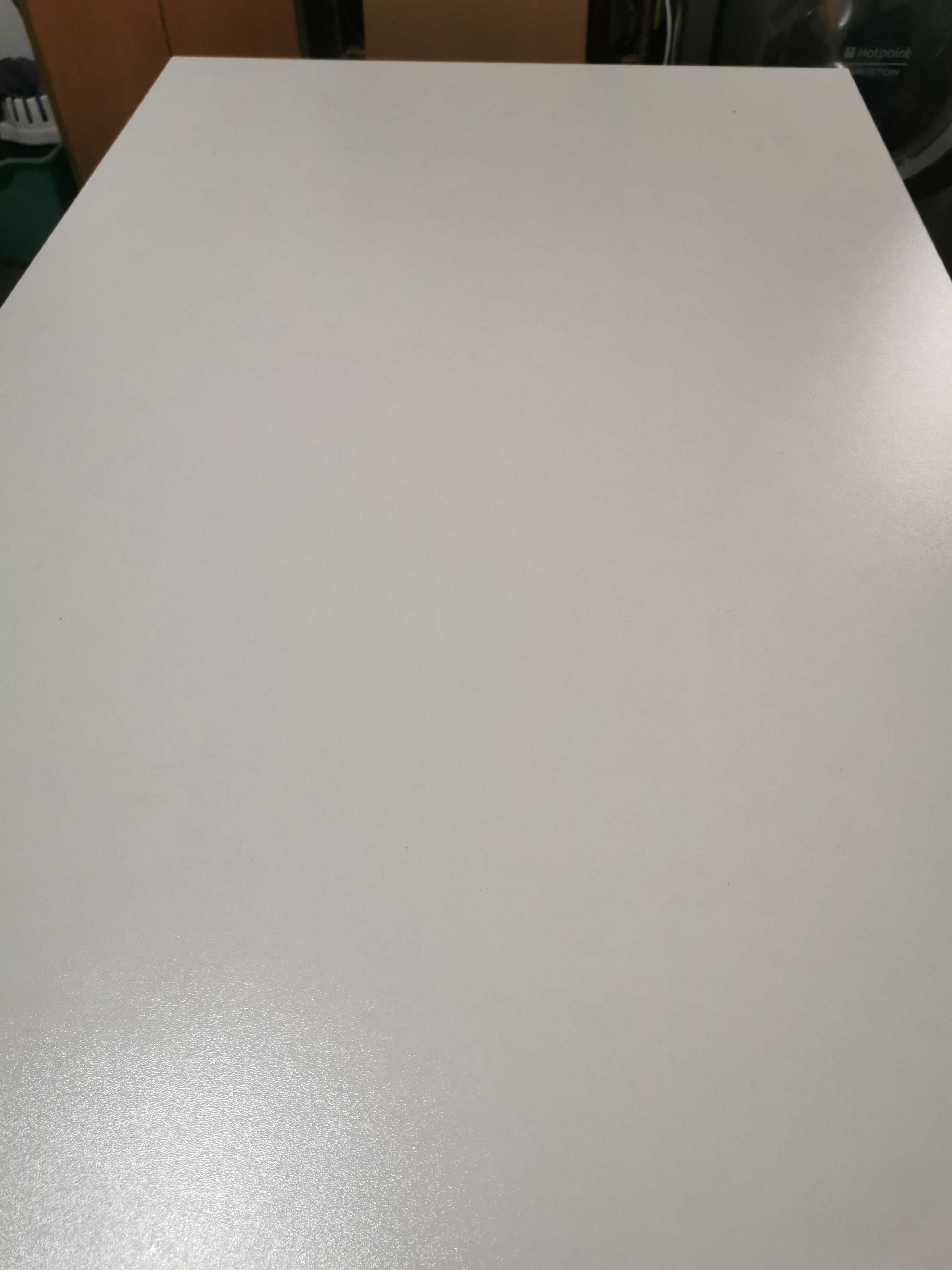 Mesa de cozinha branca e cinza