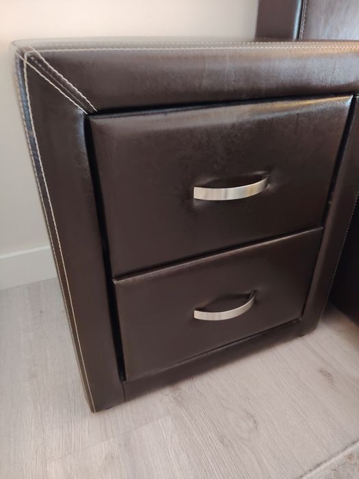 Cama casal 160x200 em pele + 2 mesinhas cabeceira