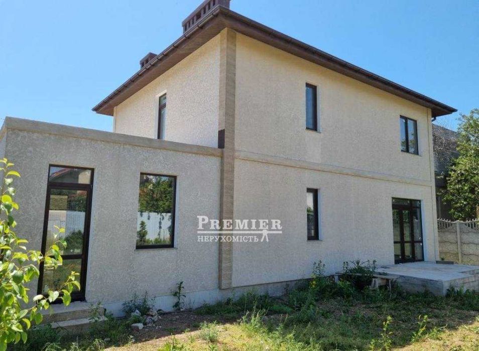 У продажу будинок біля озера з гаражем