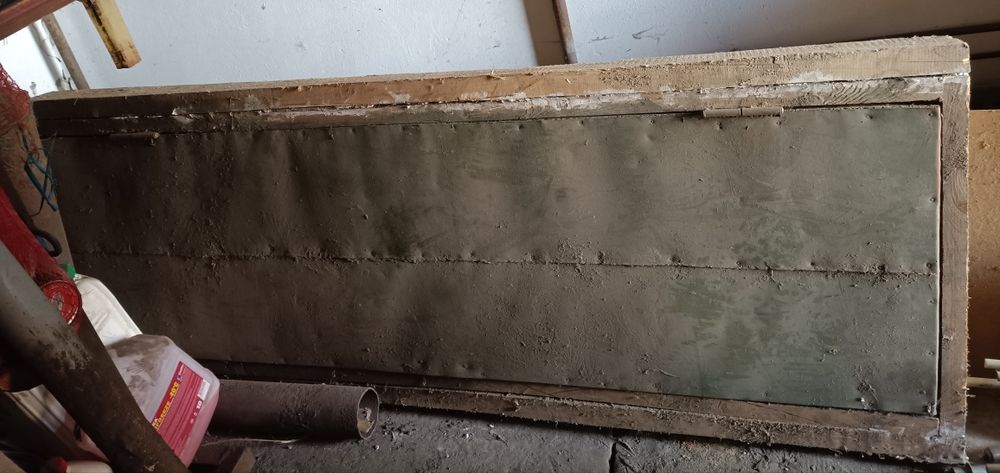 Двері в сарай з коробкою.