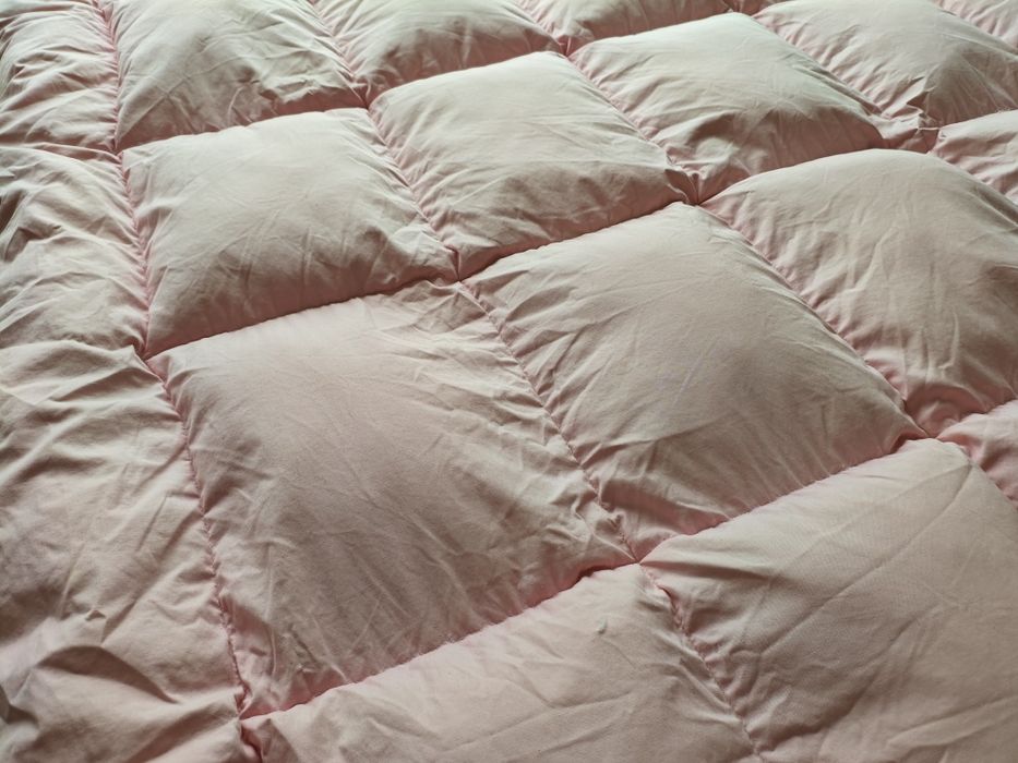 Kołdra puchowa 140×200 – naturalny puch, stan bardzo dobry