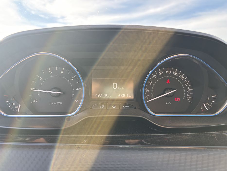 Peugeot 2008 Allure (2016) 1,2 Ltr. - 81 kW PureTech TETO PANORÂMICO