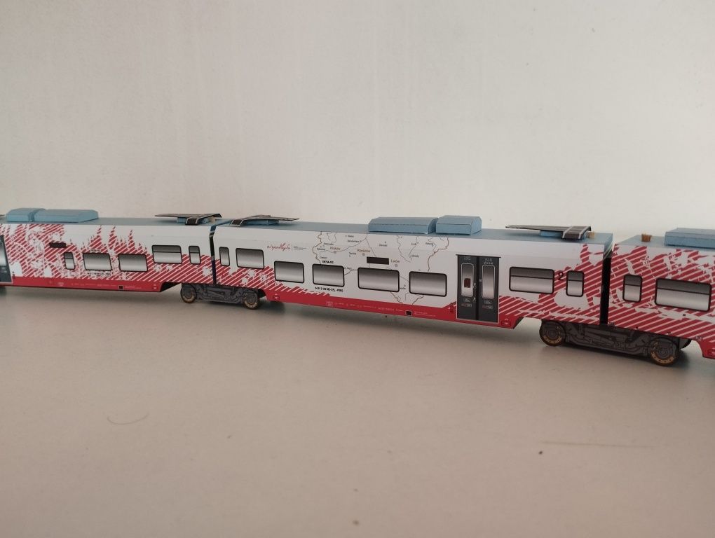 Model kartonowy zabawka pociąg miejski województwo podkarpackie malowa