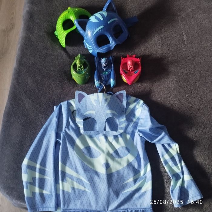 Carros eletrônicos, máscaras e fato de carnaval tamanho 3/4 pijamask