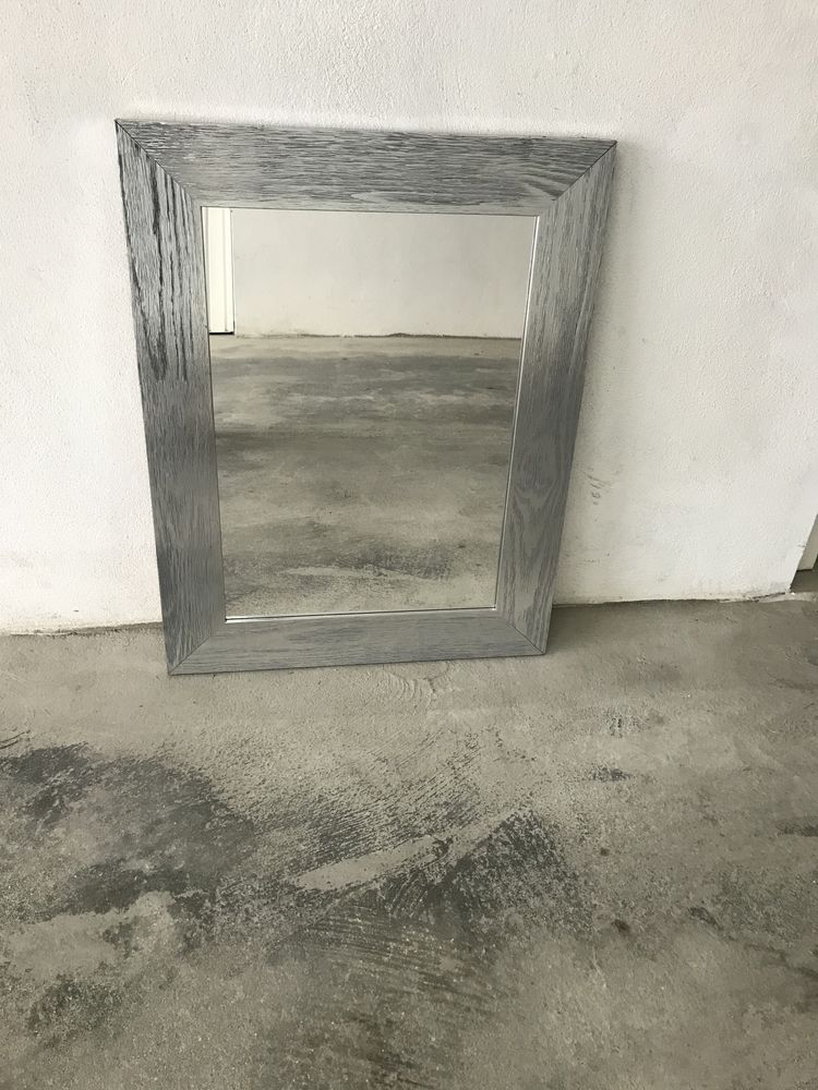 Espelho com moldura em cinzento
