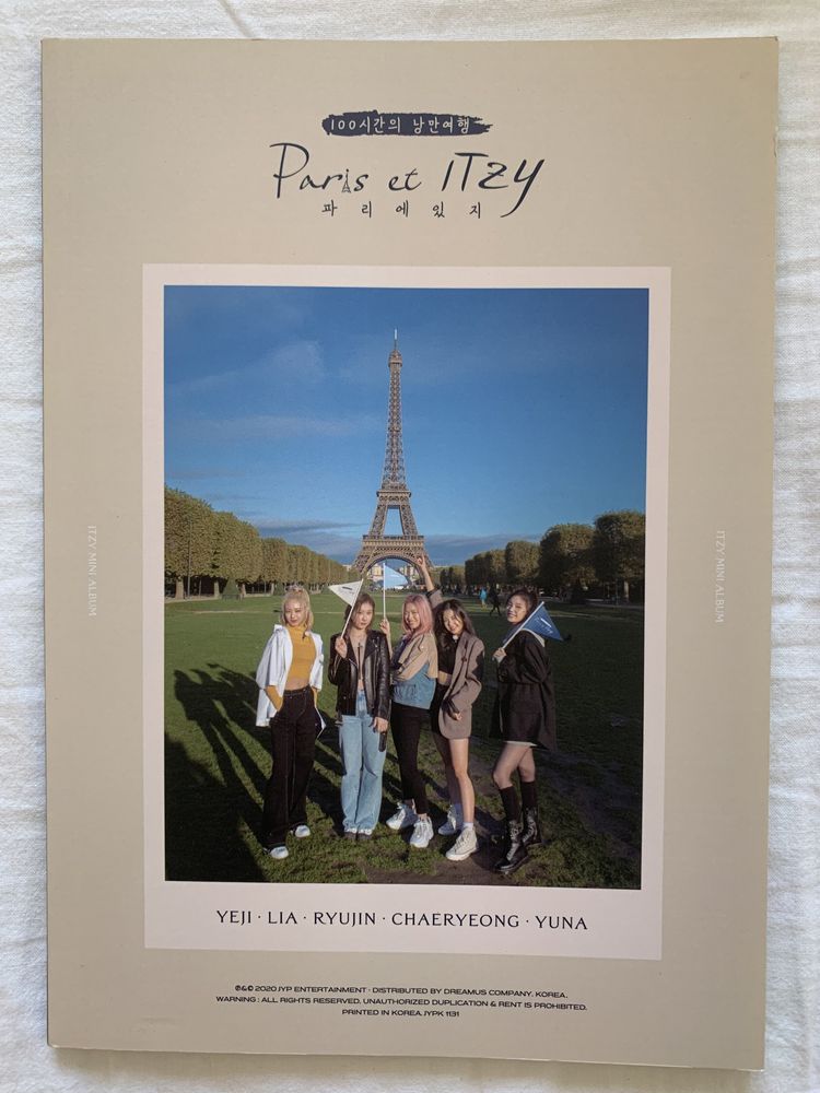 ITZY Album It’z Me + Photocards + Paris et ITZY