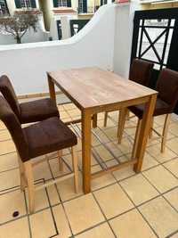 Mesa de madeira com cadeiras estofadas