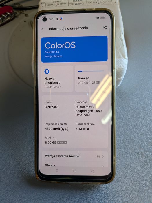 Oppo Reno 7 z etui i dodatkowymi szkiełkami na wyświetlacz