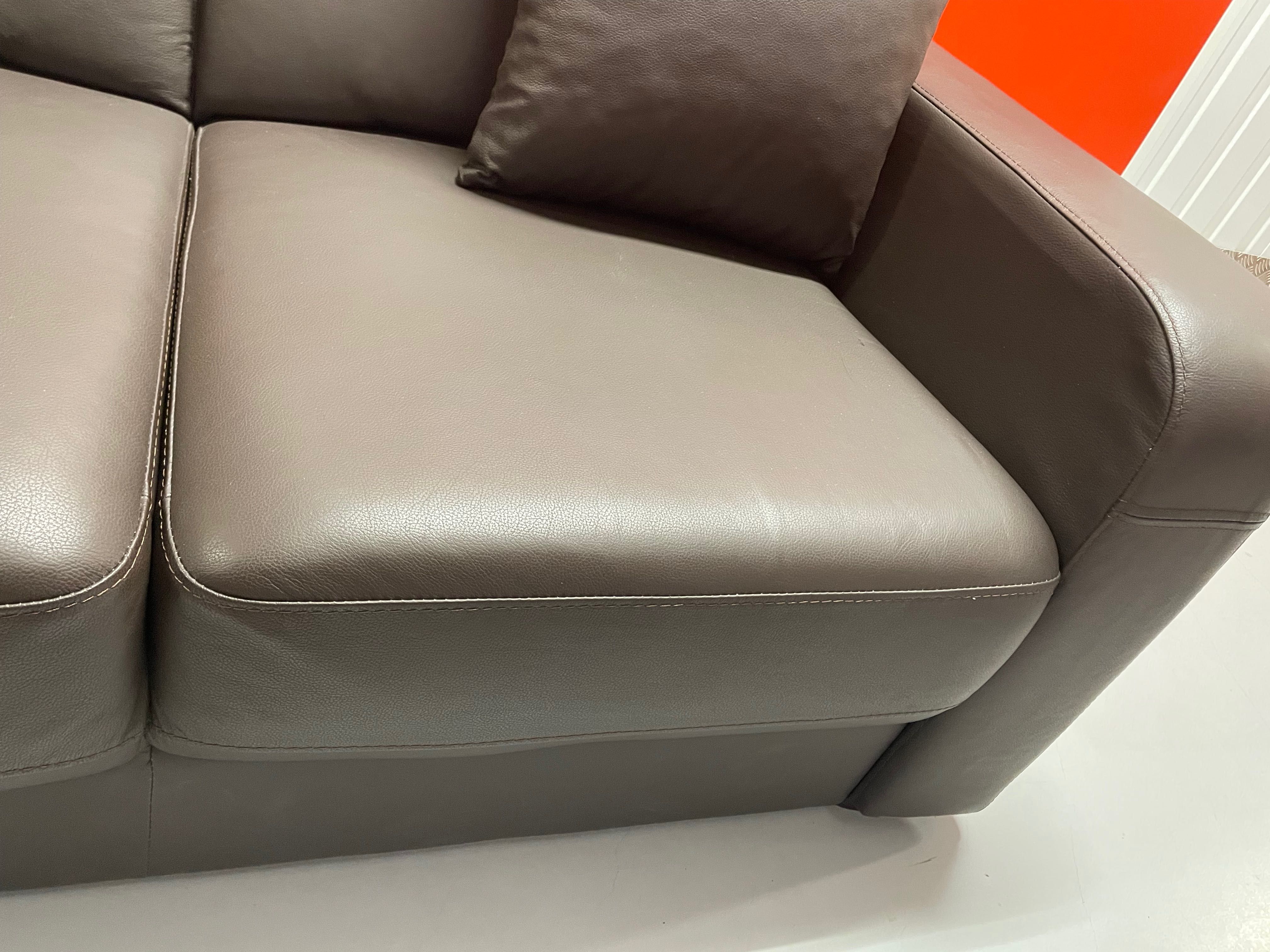 Luksus w kolorze ciemnej śliwki: Sofa z wysokogatunkowej eco skóry
