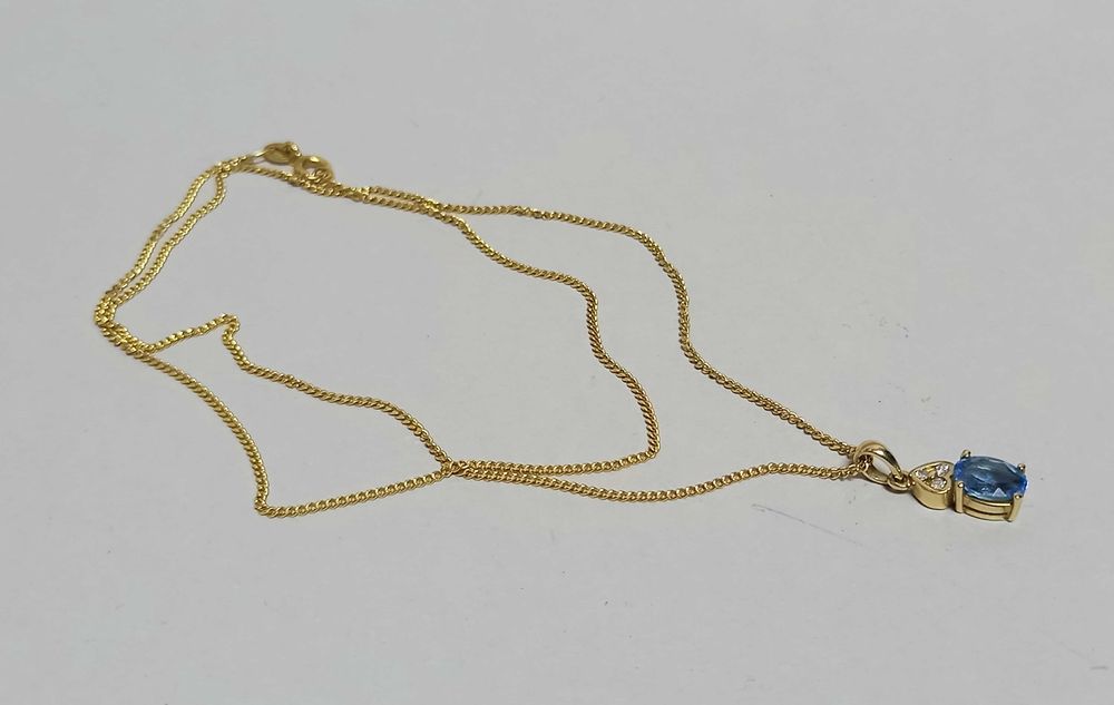 Wisiorek, przywieszka z topazem blu i diamentami, złoto 9K, poł. XX w.