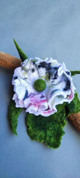 Broszka z filcu.