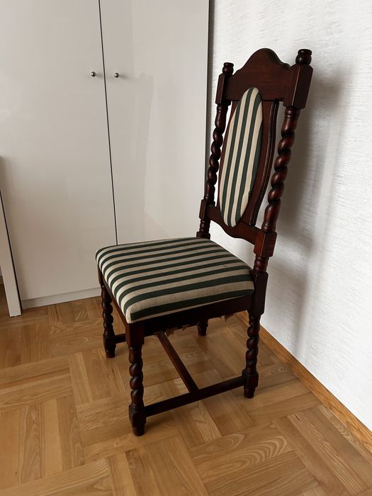 Dwanaście sztuk krzeseł retro