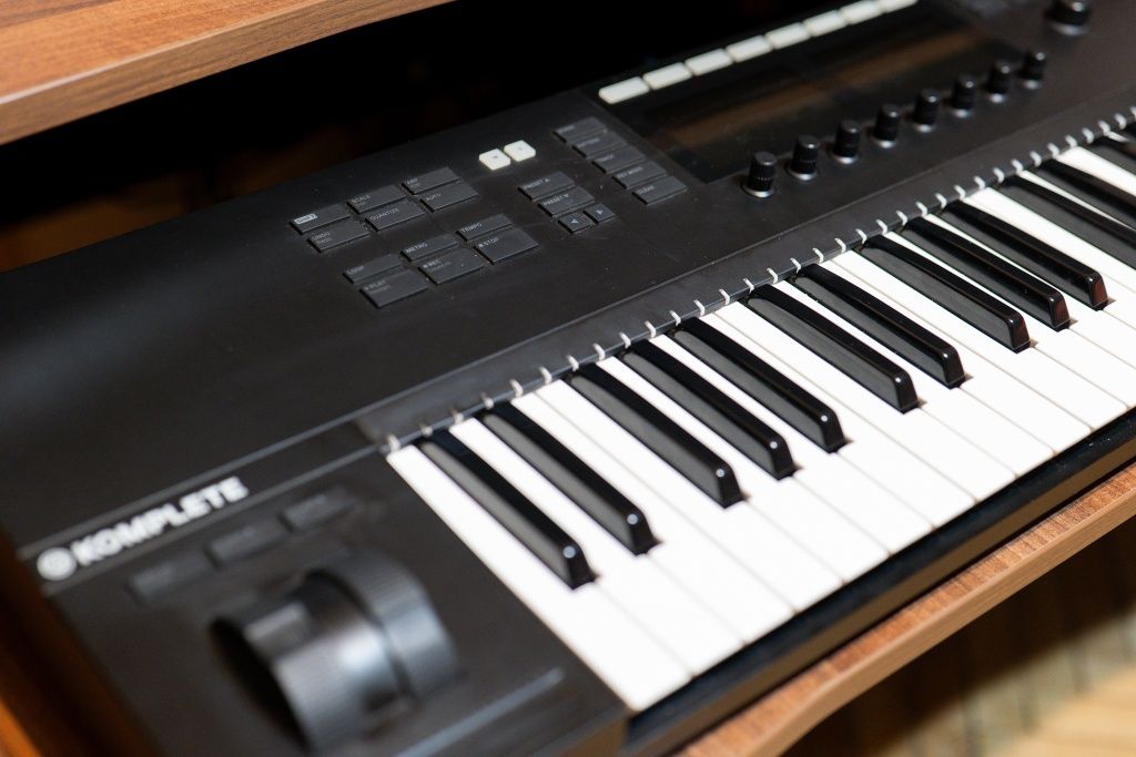 Продам миди клавиатуру Native Instruments KOMPLETE Kontrol S49 MK2