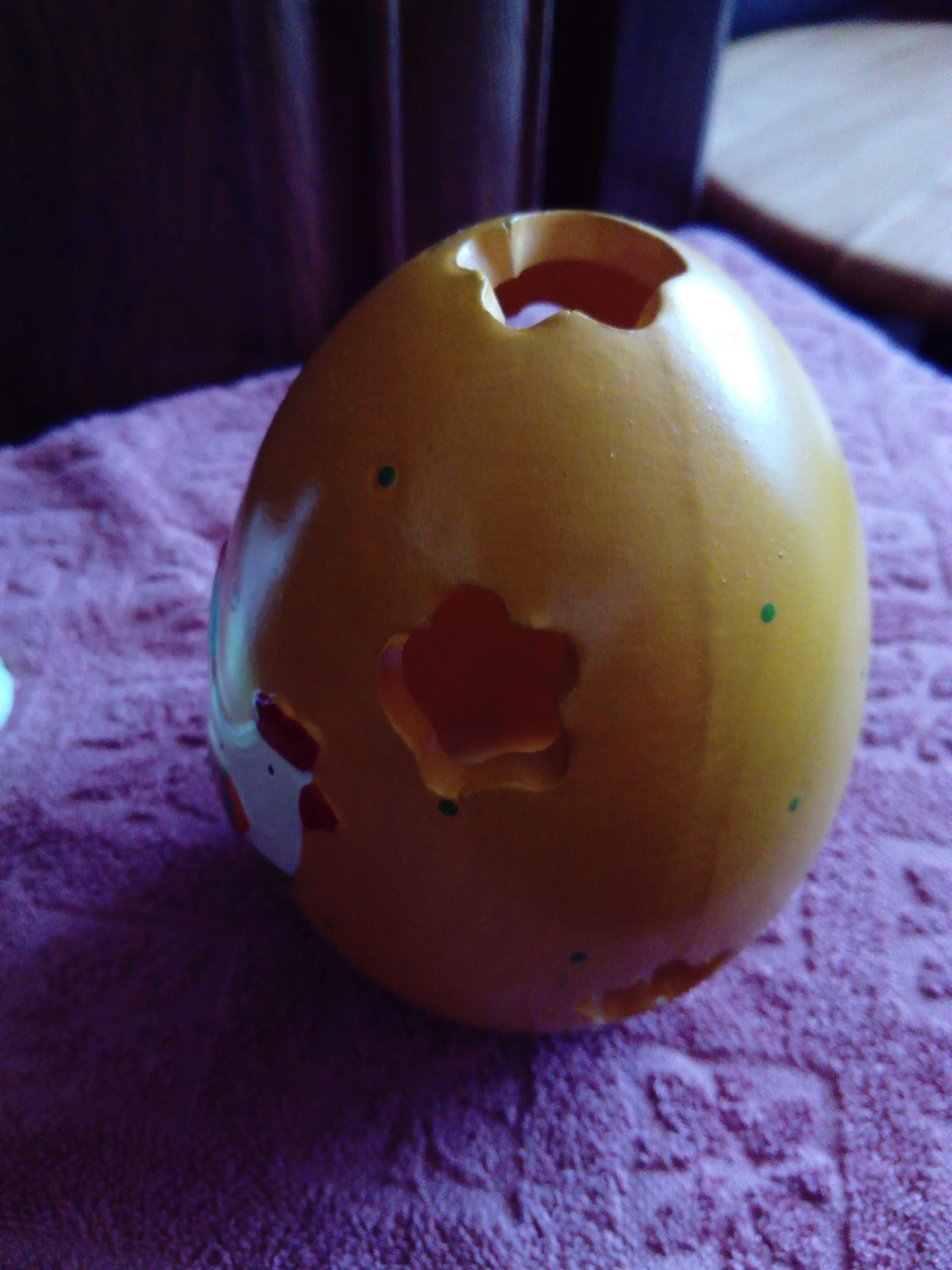 ceramiczne jajo i gąska