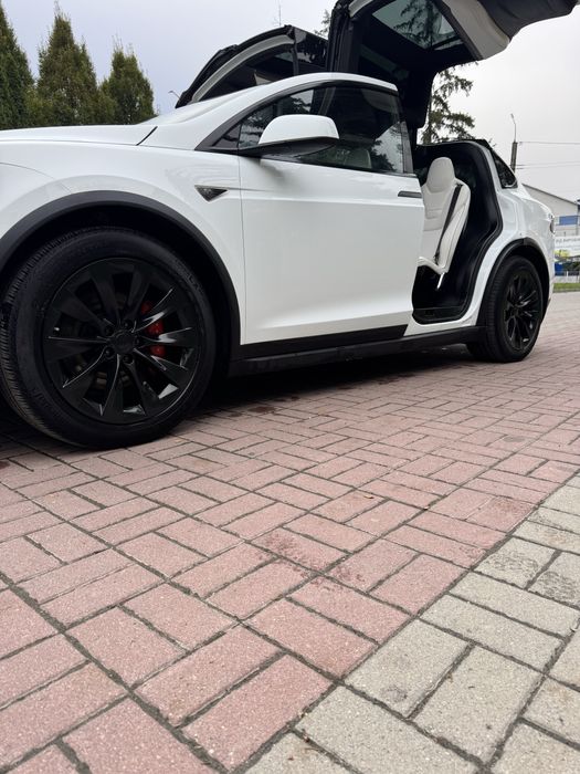 Пподам Tesla Model X