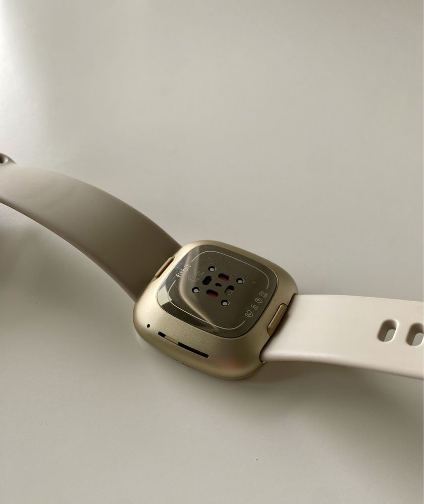 Smartwatch Fitbit Sense z ładowarką i nieużywaną opaską