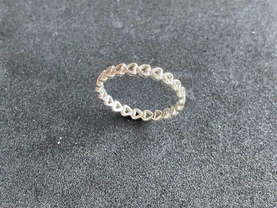 Продам жіночу срібну каблучку Pandora