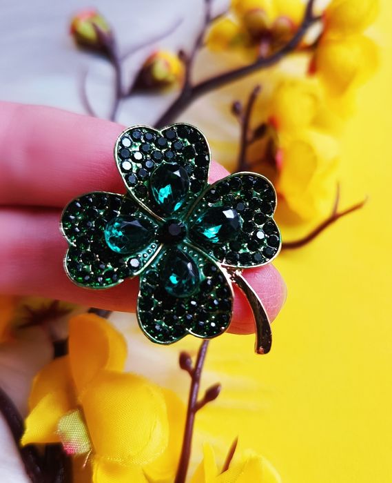 Czterolistna koniczynka. Broszka