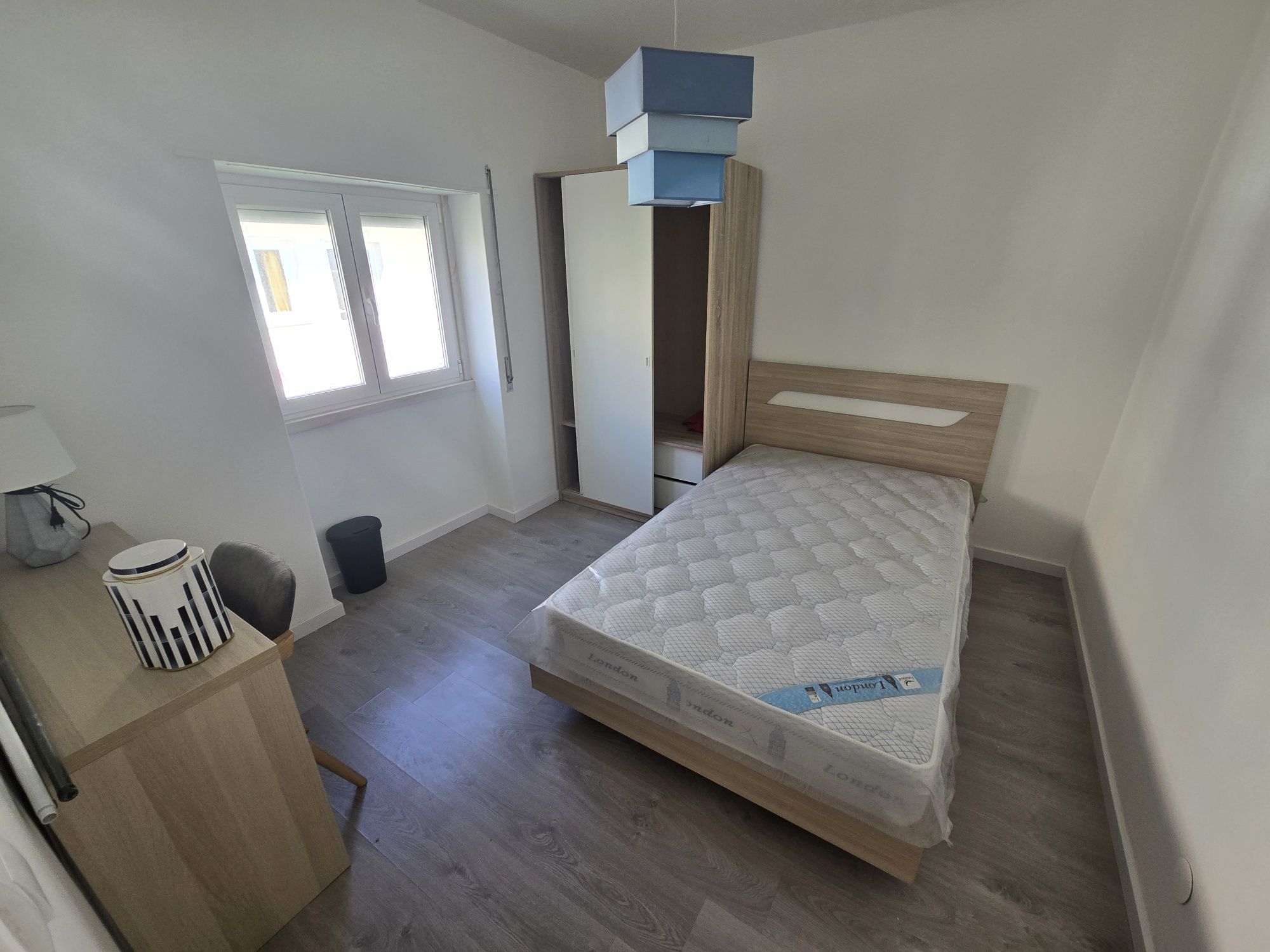 Alugo quarto em casa partilhada apenas para senhoras.