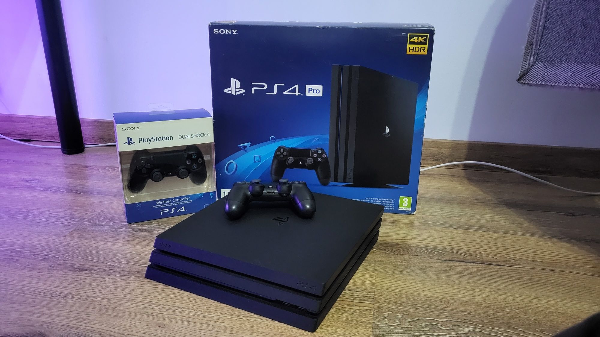 Sony PlayStation 4 Pro 1TB + 2 Pady