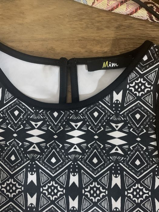 Crop-top “Mim” tamanho S preto e branco com padrao