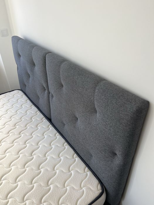 Estrutura de cama e colchão para casal.