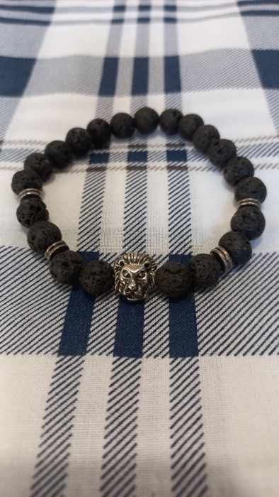 Pulseira de rochas vulcânicas