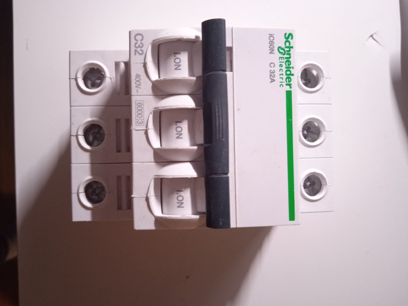 Автоматический выключатель Schneider 3-п. IC60N 32А C (6кА) (A9F79332)